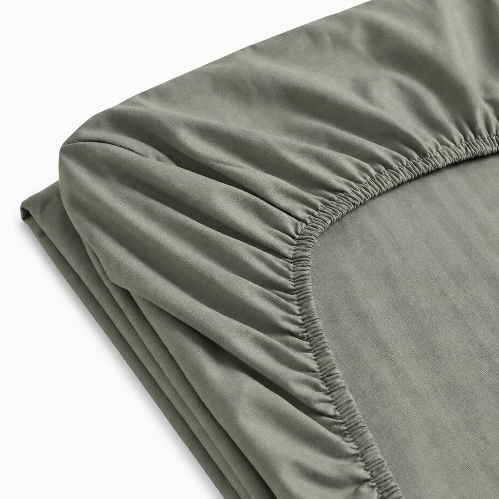 Drap-housse 100 % coton jersey blanc, doux, extensible et parfaitement ajusté au matelas.