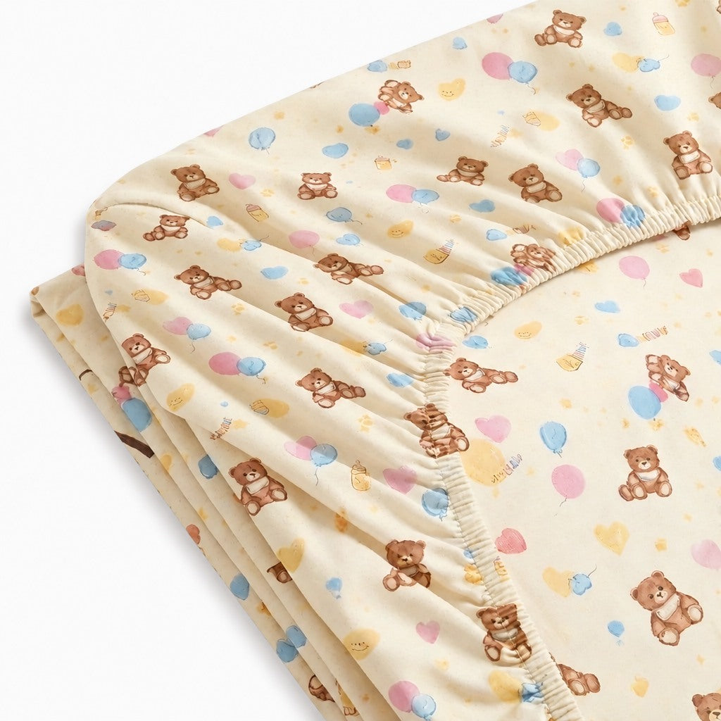 Drap-housse en percale de coton 100 fils/cm² blanc, texture lisse et maintien optimal sur matelas.