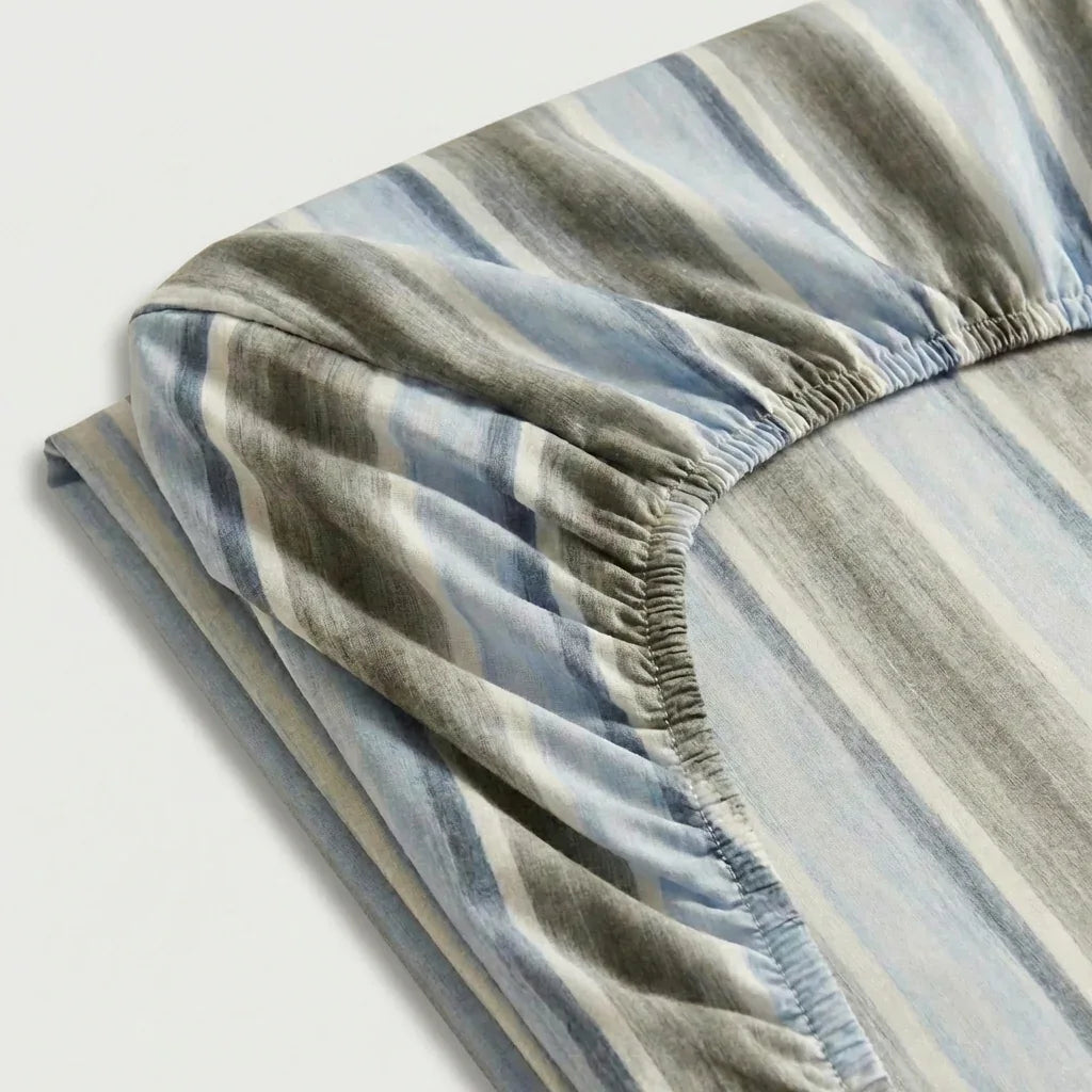 drap-housse en percale de coton perle gris, tissu lisse et frais, maintien optimal, confection européenne