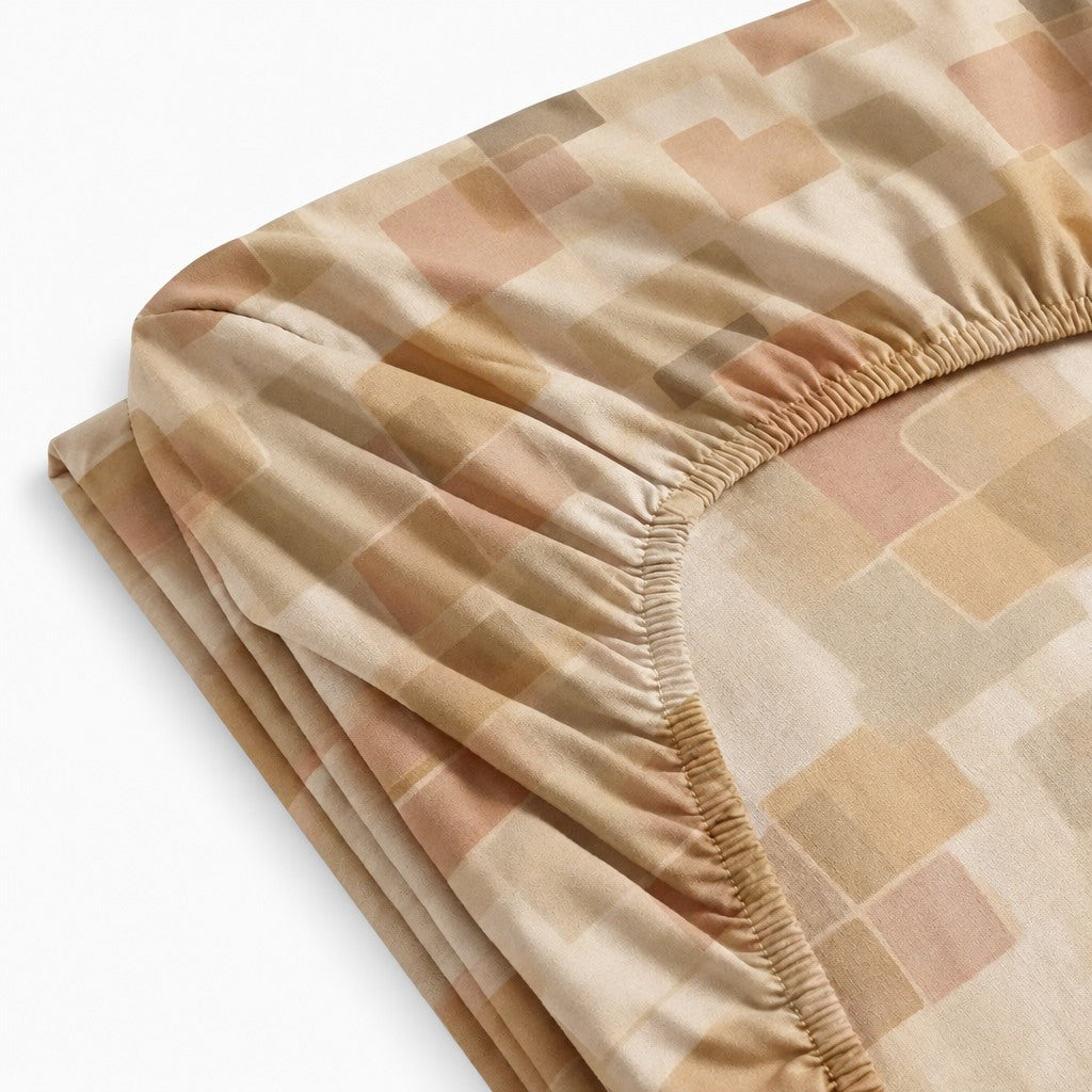 Drap-housse polycoton renforcé confortable et résistant avec bonnets ajustés et élastique périphérique.