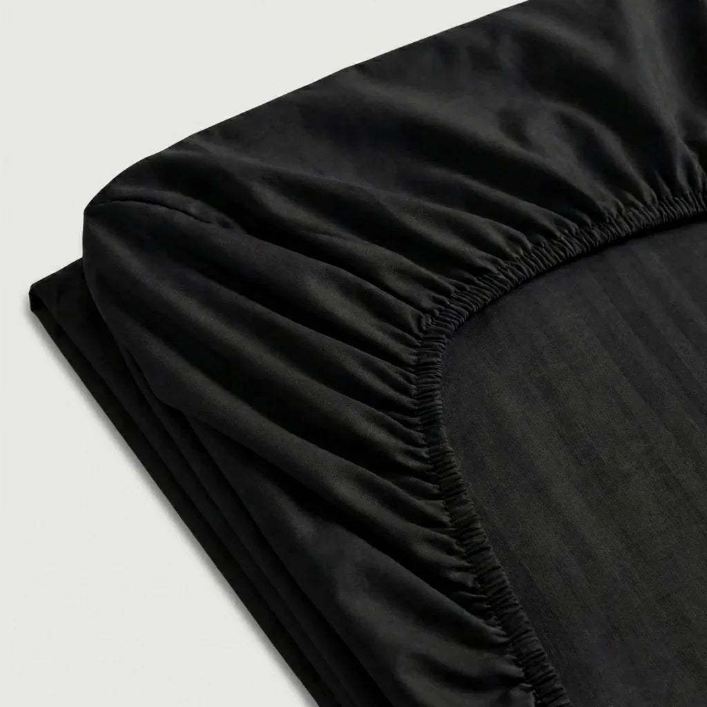 Drap-housse satin à fines rayures élégantes avec finition soyeuse et brillante pour une chambre raffinée