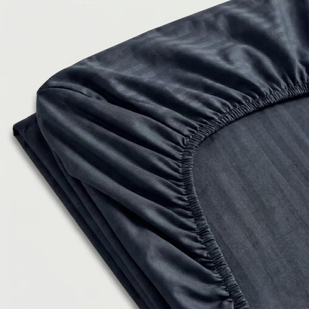 Drap - housse satin de coton - Rayures satinées en Gris Bleuté – Linge de lit haut de gamme - MaisonTextile