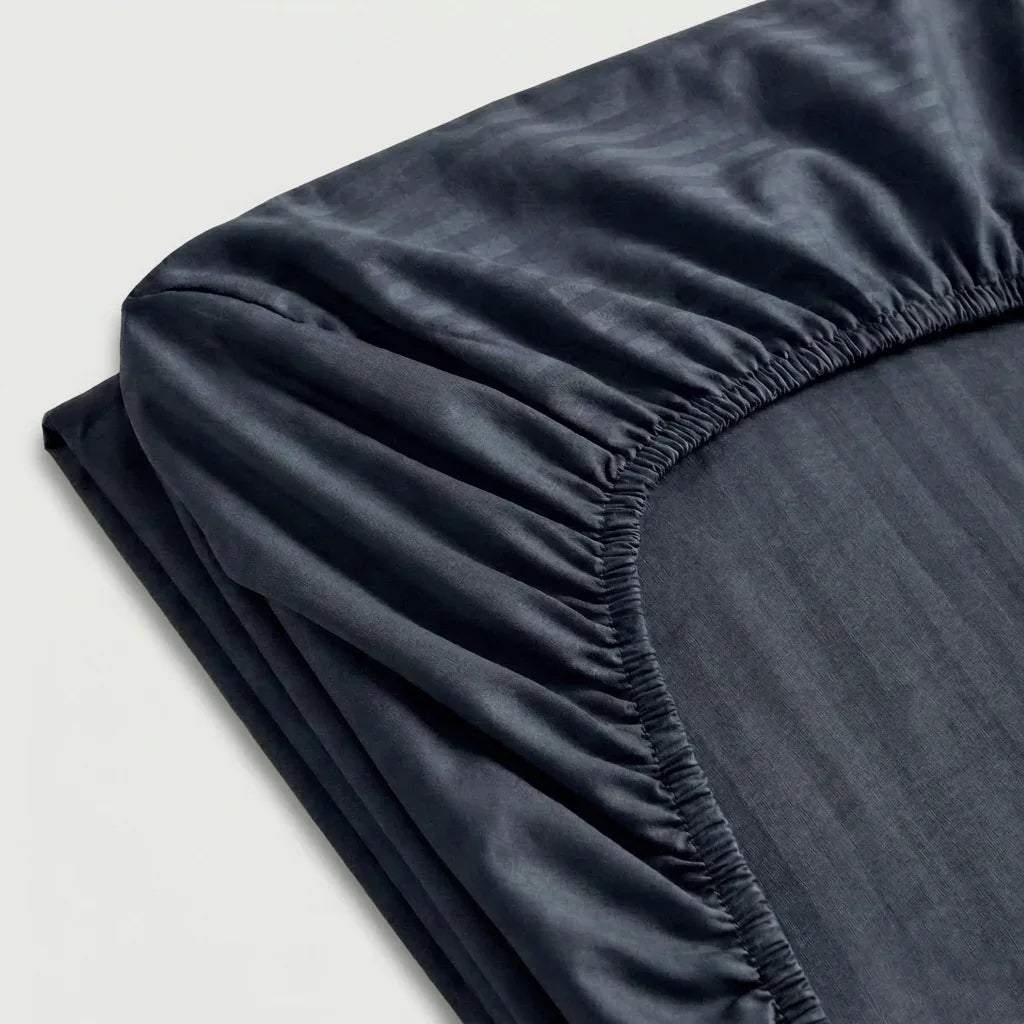 Drap-housse satin premium à fines rayures élégantes et soyeuses pour une chambre raffinée