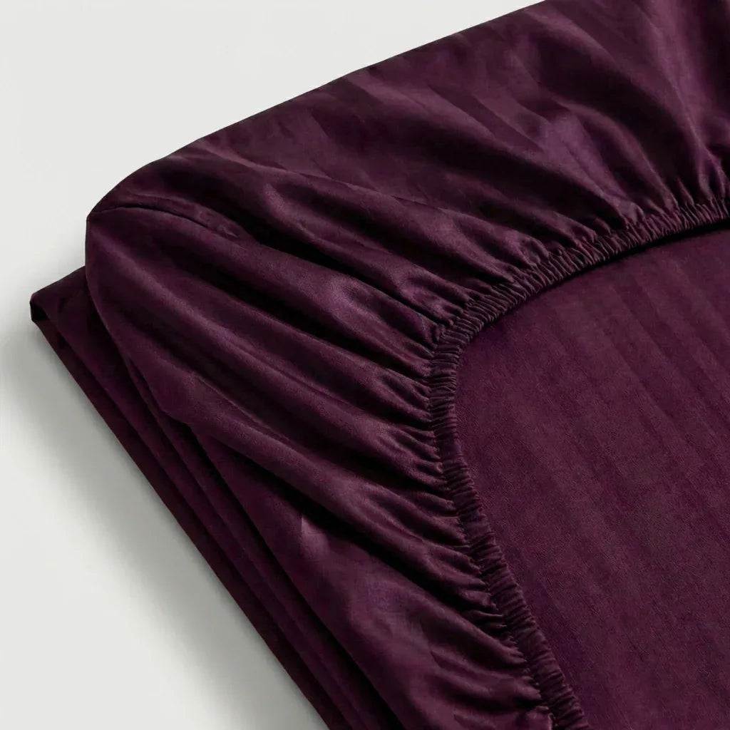 Drap-housse satin premium à fines rayures ton sur ton, texture soyeuse et finition raffinée