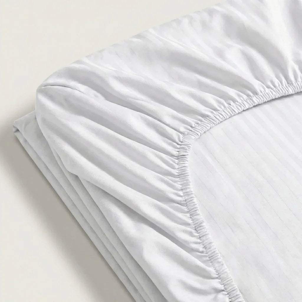 Drap-housse satin en coton à fines rayures, texture soyeuse et finition raffinée