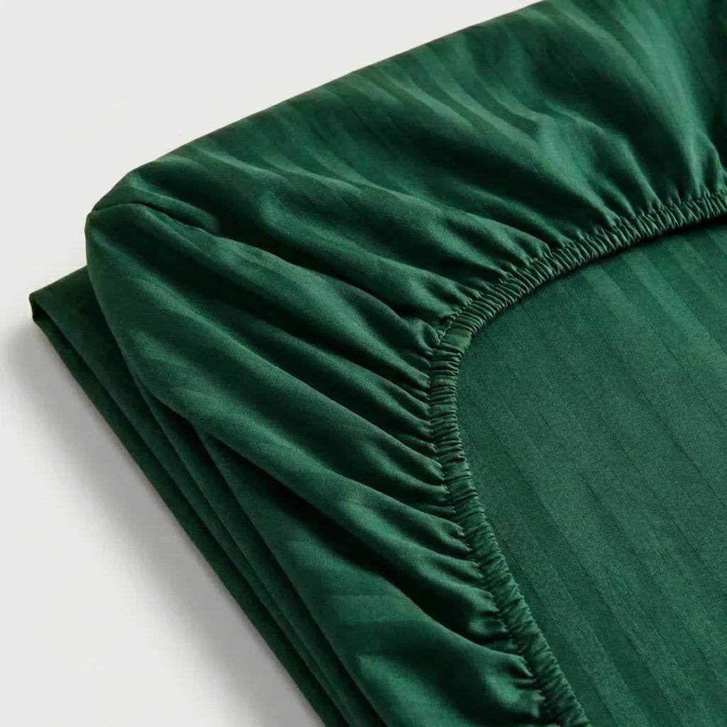 Drap-housse satin rayé élégant en coton, finition soyeuse et brillante pour une ambiance raffinée.