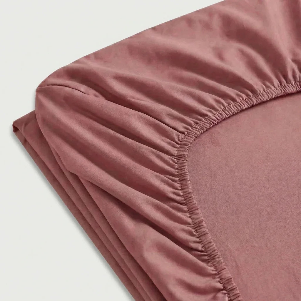 Drap-housse en percale de coton uni, texture lisse et respirante, maintien optimal avec élastique, confection européenne de qualité supérieure.