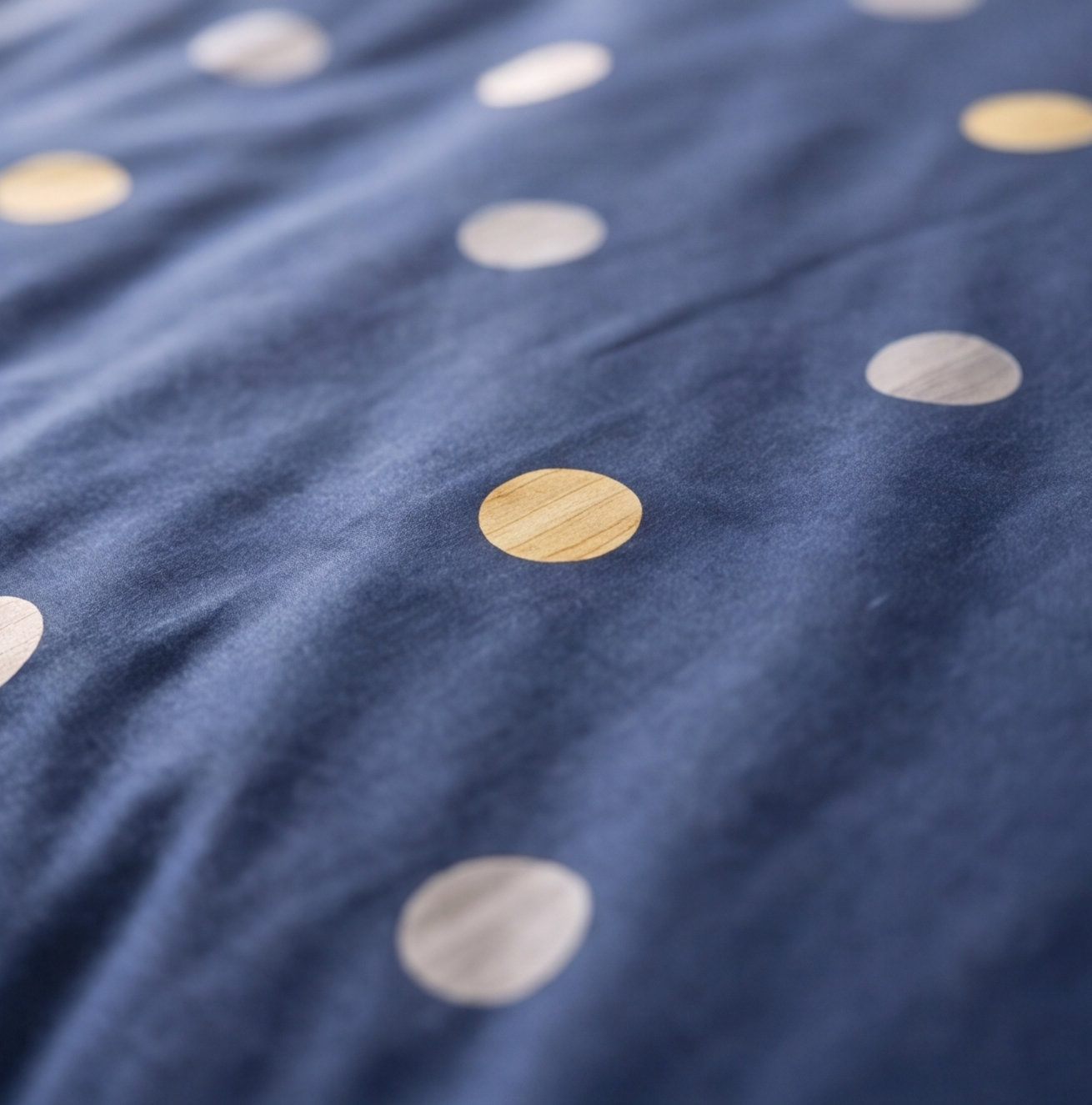 Drap plat en percale de coton 100 fils/cm², texture lisse et fraîcheur naturelle, élégance intemporelle pour literie haut de gamme