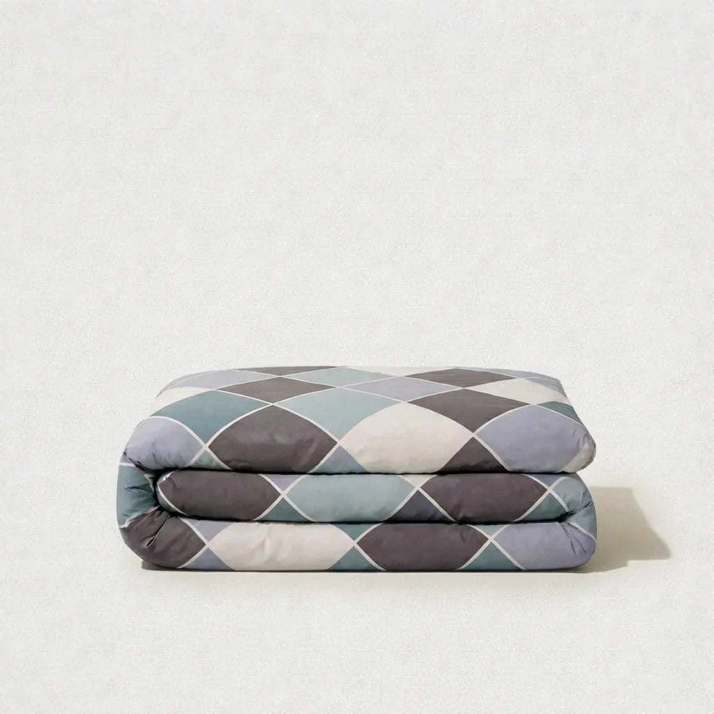Housse de couette en percale de coton 100 fils/cm², texture lisse et fraîche, style épuré et durable.