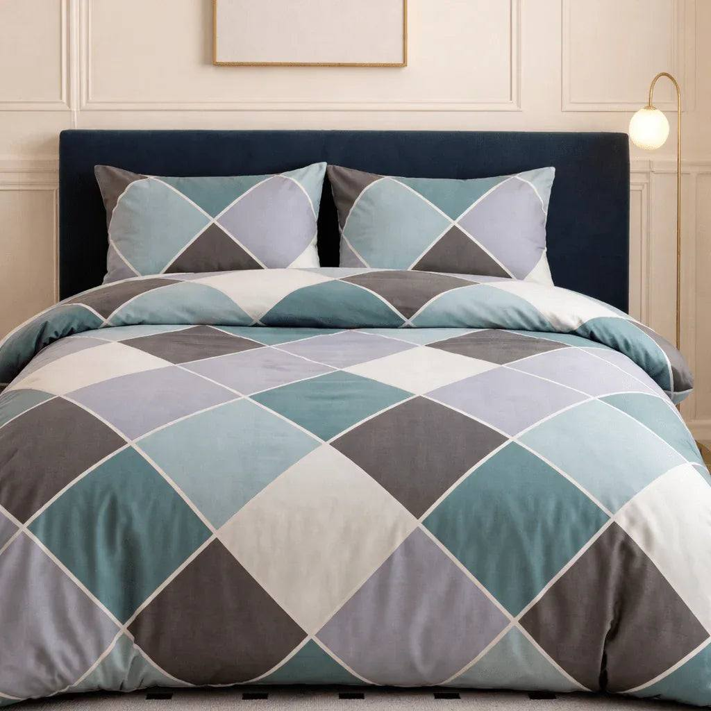 Drap-housse en percale de coton blanc, tissu lisse et respirant, ajusté sur matelas.