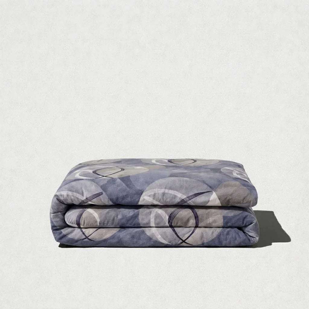 Housse de couette en polycoton renforcé alliant confort, douceur et durabilité avec un entretien facile et un style moderne.