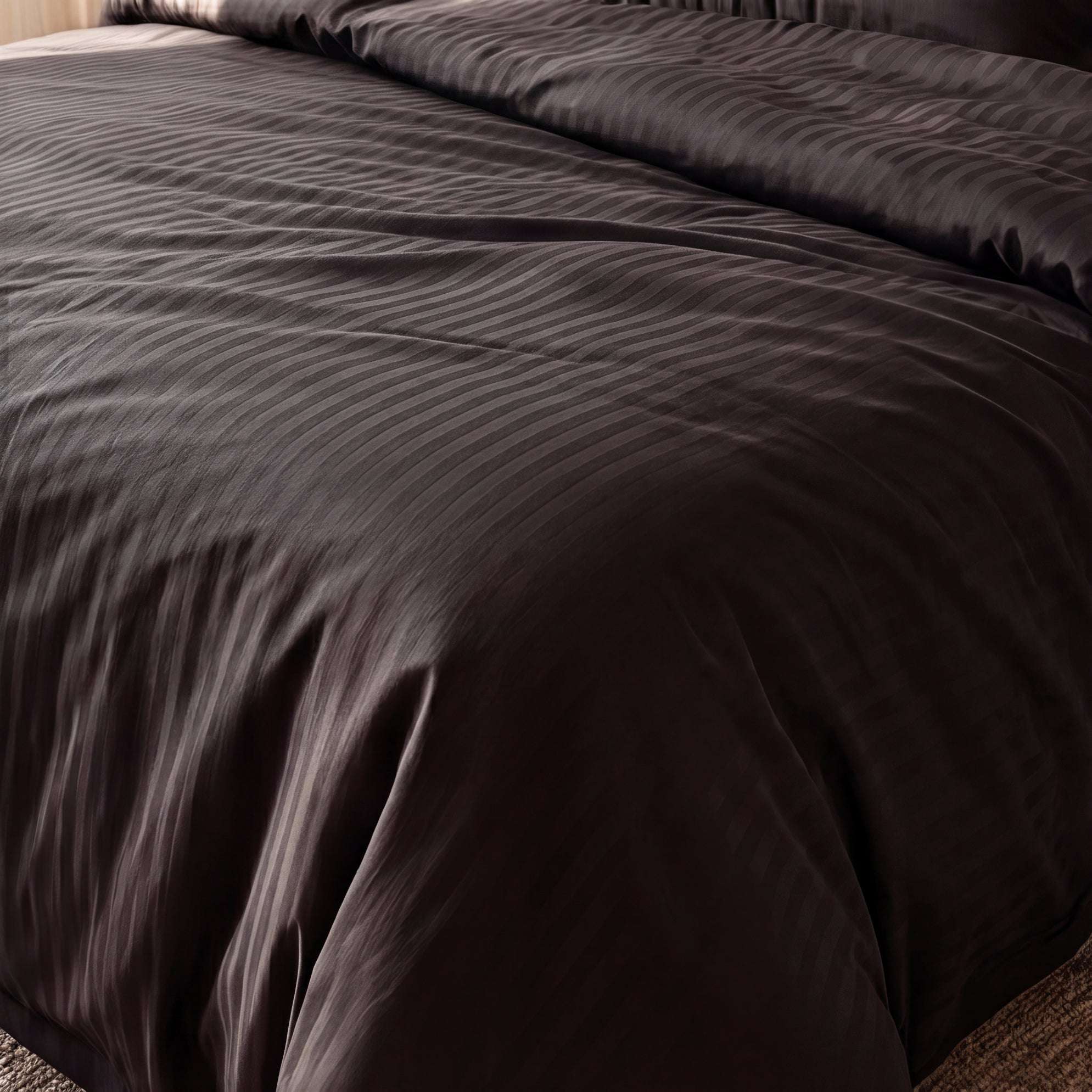 Housse de couette en satin de coton à rayures élégantes, douce et lisse, confection européenne, style chic et raffiné.