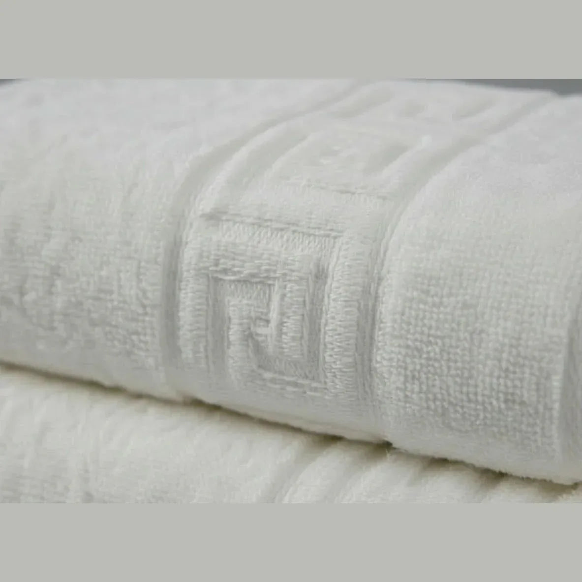Serviette de bain 100 % coton douce, absorbante et élégante avec un grammage de 650 g/m² pour un confort supérieur.