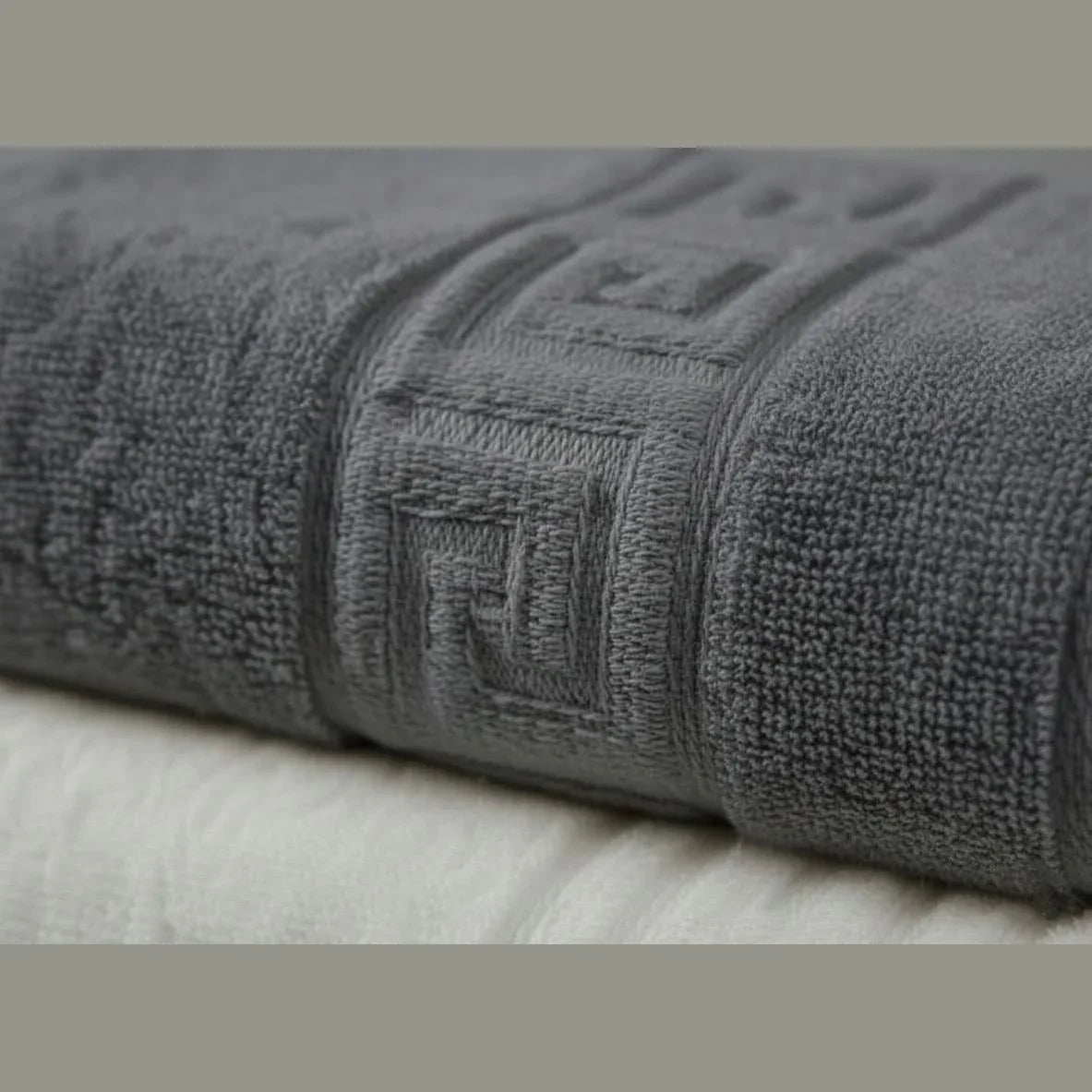 Serviette de bain en coton 100 % douce et absorbante avec grammage élevé pour un confort optimal.