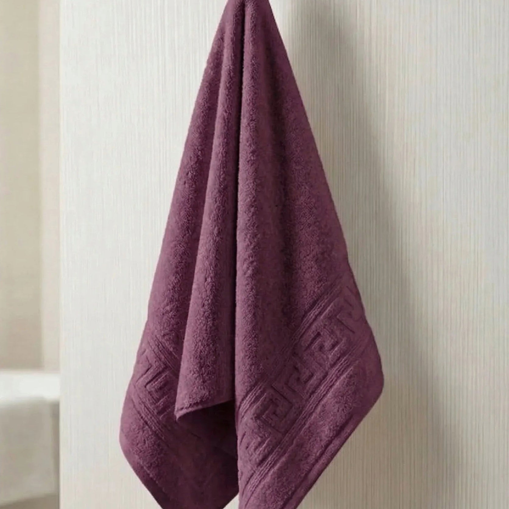 Serviette de bain 100 % coton épaisse et absorbante, design élégant et durable pour un confort supérieur.