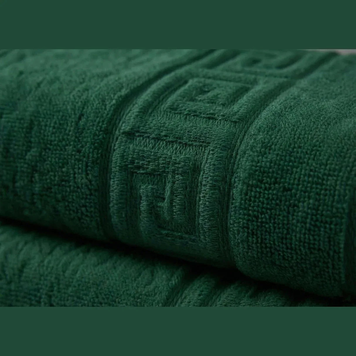 Serviette de bain 100 % coton épaisse, douce et absorbante, au design élégant et durable pour salle de bain.