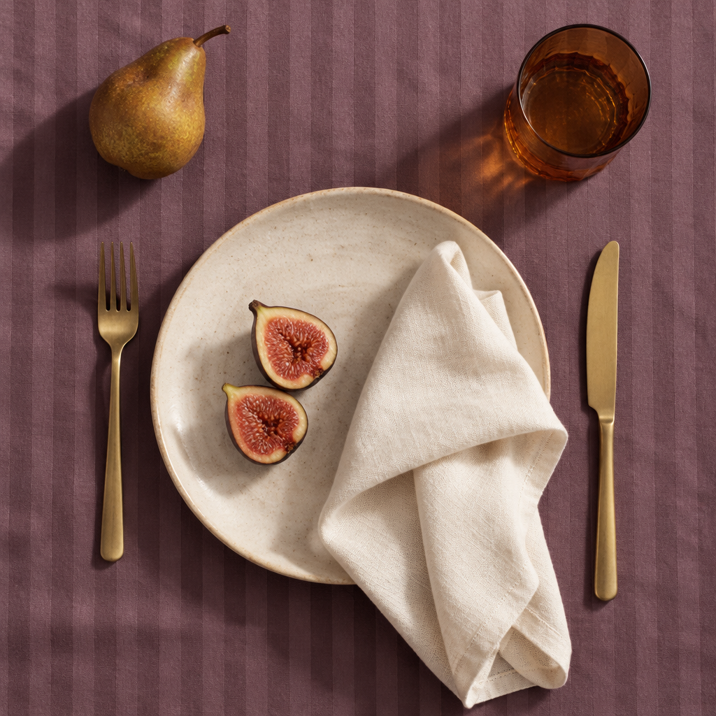 Figues et serviette sur la nappe satin de coton rayures Brun Cacao, vue de dessus