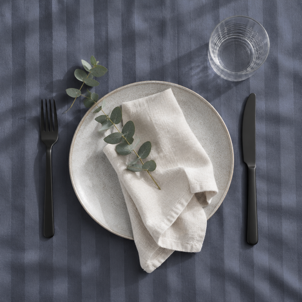 Assiette et serviette sur la nappe satin de coton rayures Gris Bleuté, vue de dessus