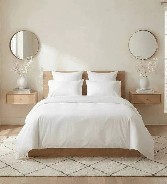 drap-housse uni en percale de coton 100 fils/cm² blanc élégant et respirant sur matelas