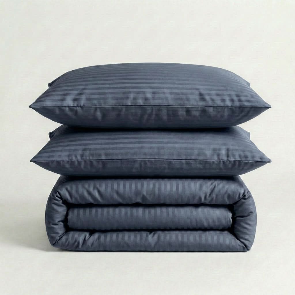 Parure de lit en satin de coton – Rayures satinées en Gris Bleuté – Linge de lit haut de gamme - MaisonTextile