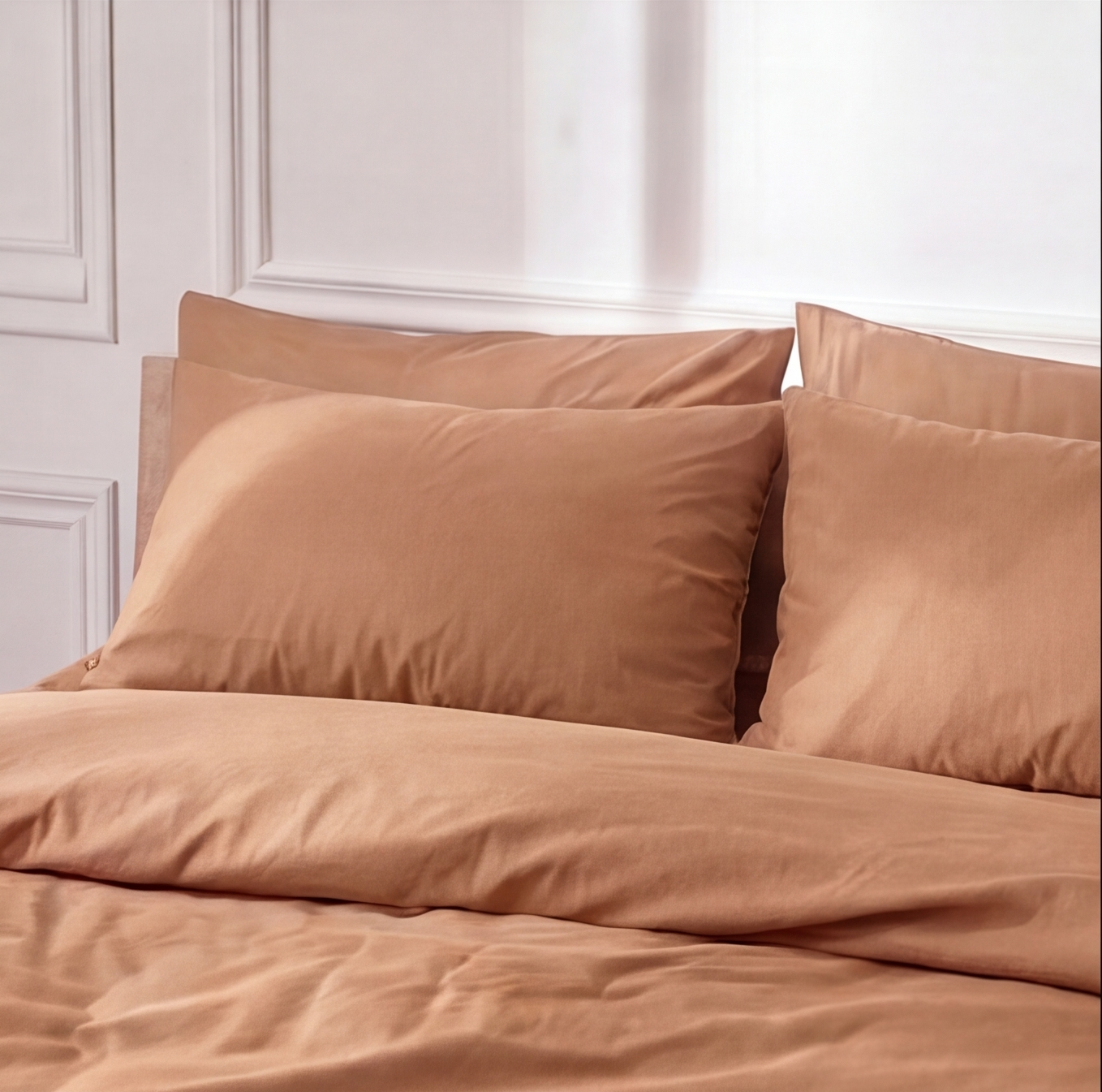 Parure en percale de coton unie chocolat – détail oreillers assortis