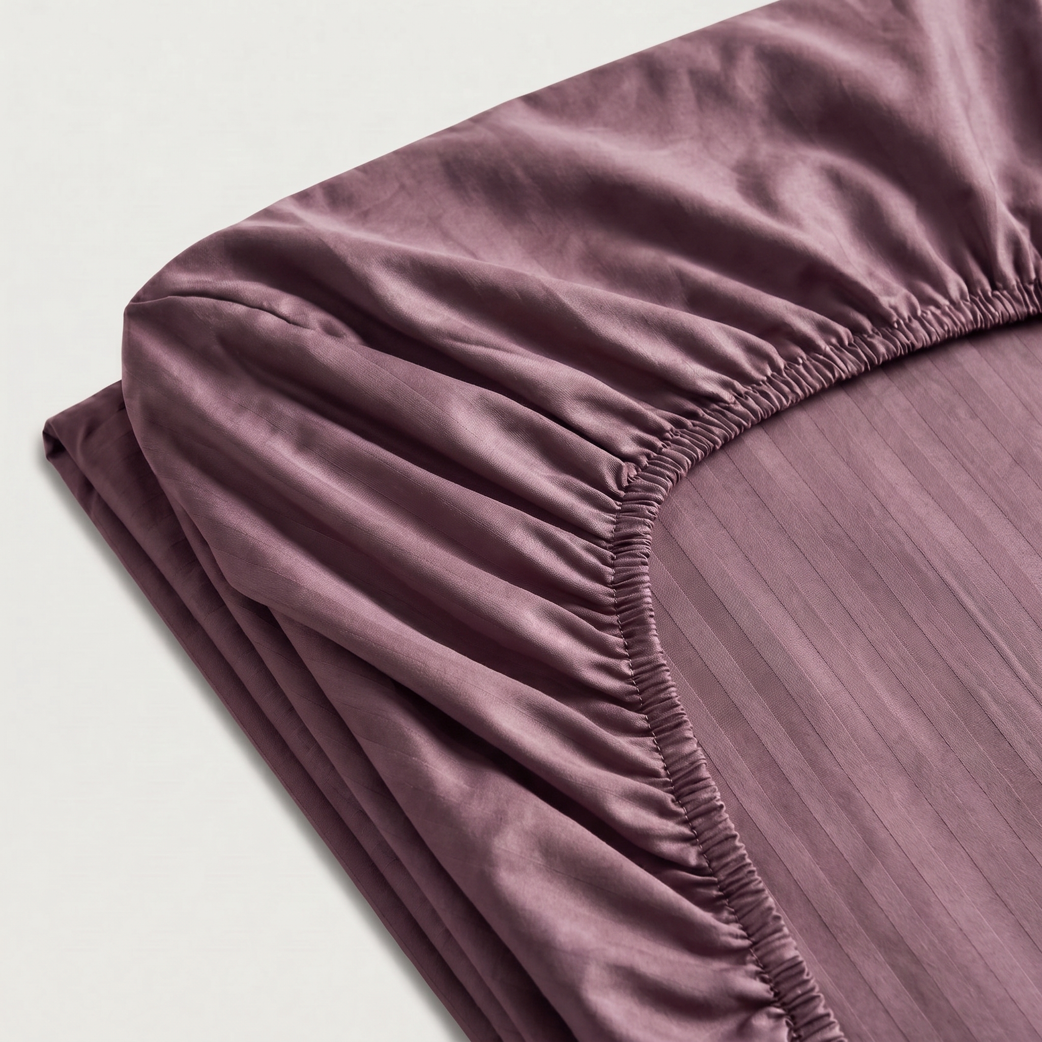 Drap-housse satin premium à rayures satinées fines, soyeux et lumineux pour un linge de lit élégant