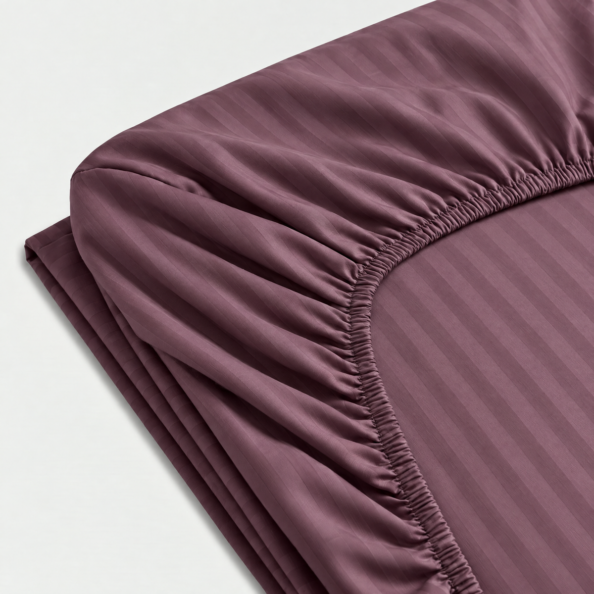 Drap-housse satin premium à rayures satinées fines, soyeux et lumineux pour un linge de lit élégant