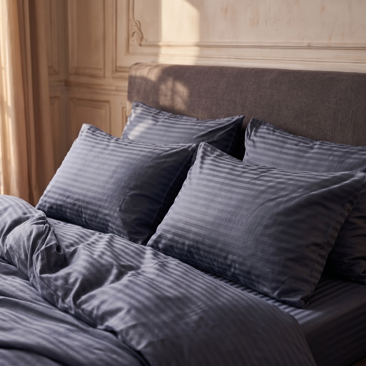 Taies d'oreiller en satin de coton Gris Bleuté à rayures satinées, détail des oreillers