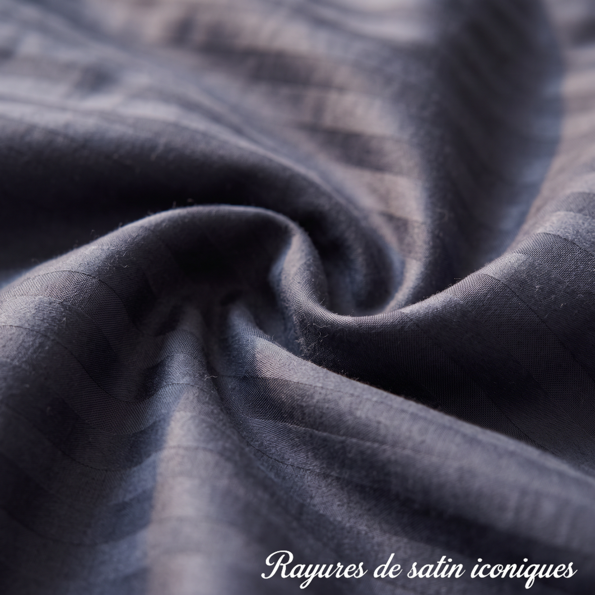 Rayures de satin iconiques : gros plan du satin de coton Gris Bleuté