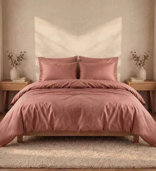 Drap-housse en percale de coton uni blanc, tissage serré et maintien optimal sur matelas.