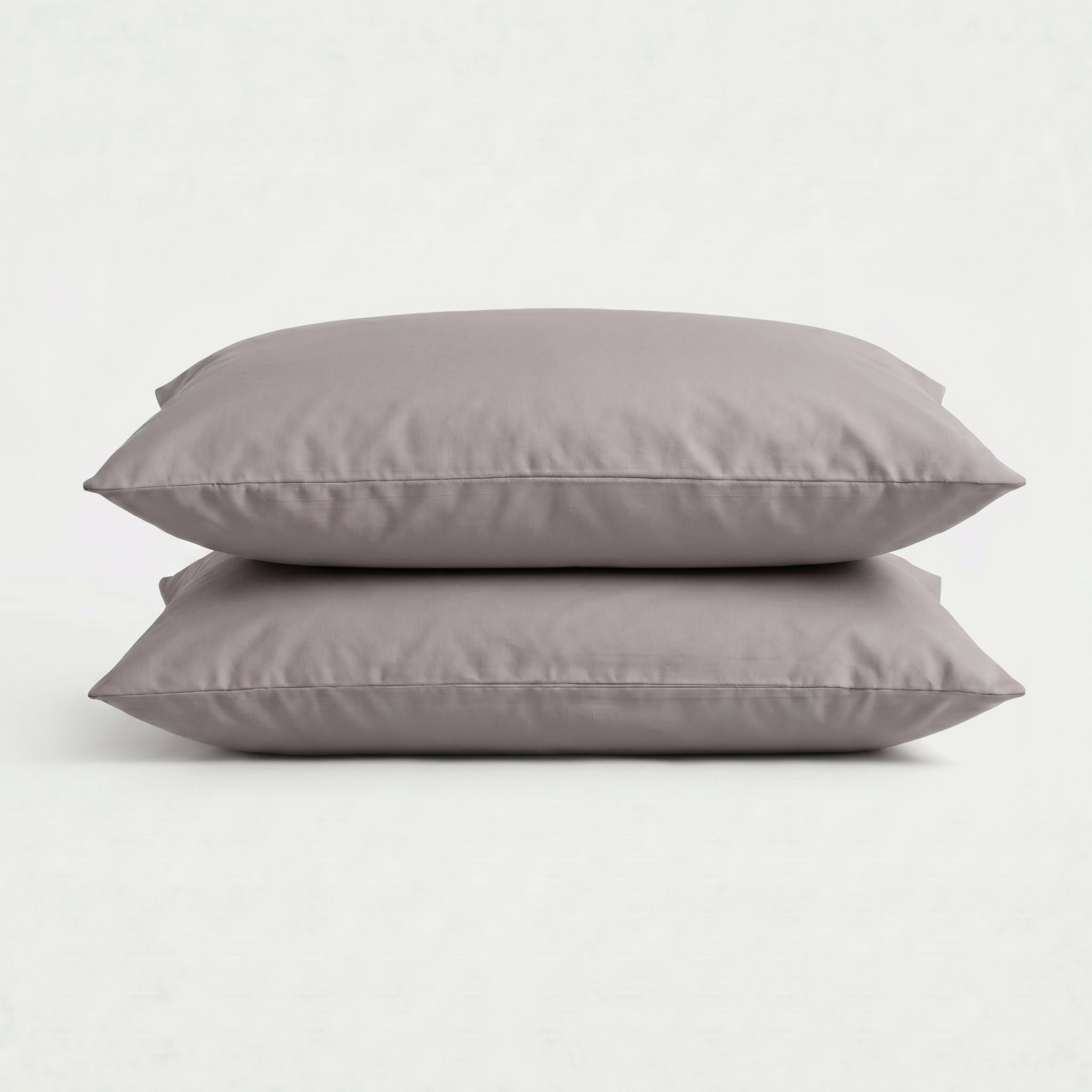 Taies d'oreiller en percale de coton 100 fils/cm2, texture lisse et respirante, élégance épurée et durable, vendues par paire.