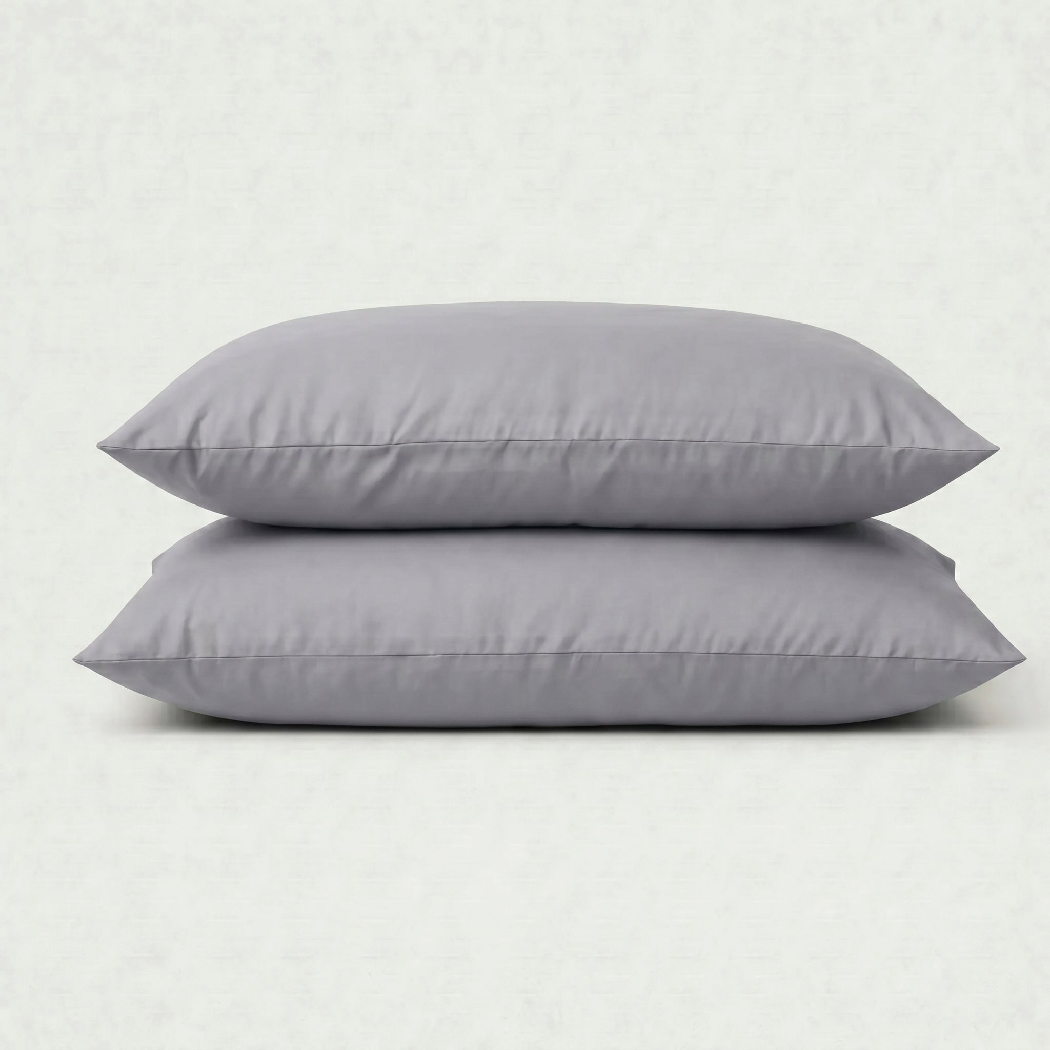 Deux taies d'oreiller en percale de coton 100 fils/cm², texture lisse et fraîcheur naturelle, confection européenne de haute qualité