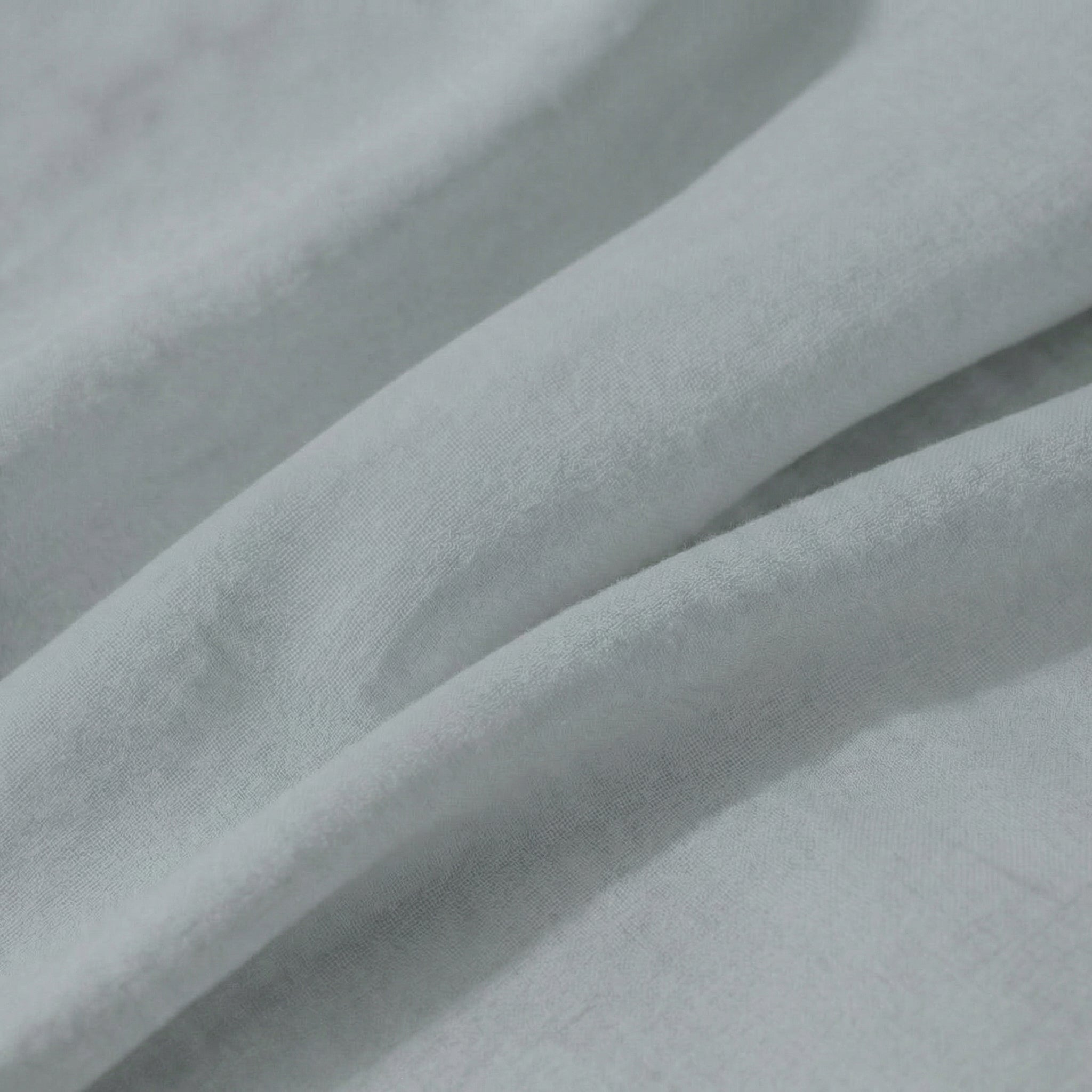 Housse de couette unie en percale de coton respirante et durable, finition mate et élégante.
