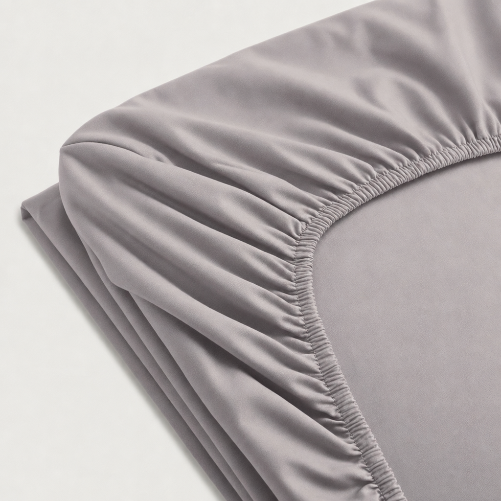 Drap-housse en percale de coton blanc, tissu lisse et respirant avec élastique pour maintien optimal sur matelas.