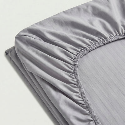 Drap - housse satin de coton - Rayures satinées en Gris – Linge de lit haut de gamme - MaisonTextile