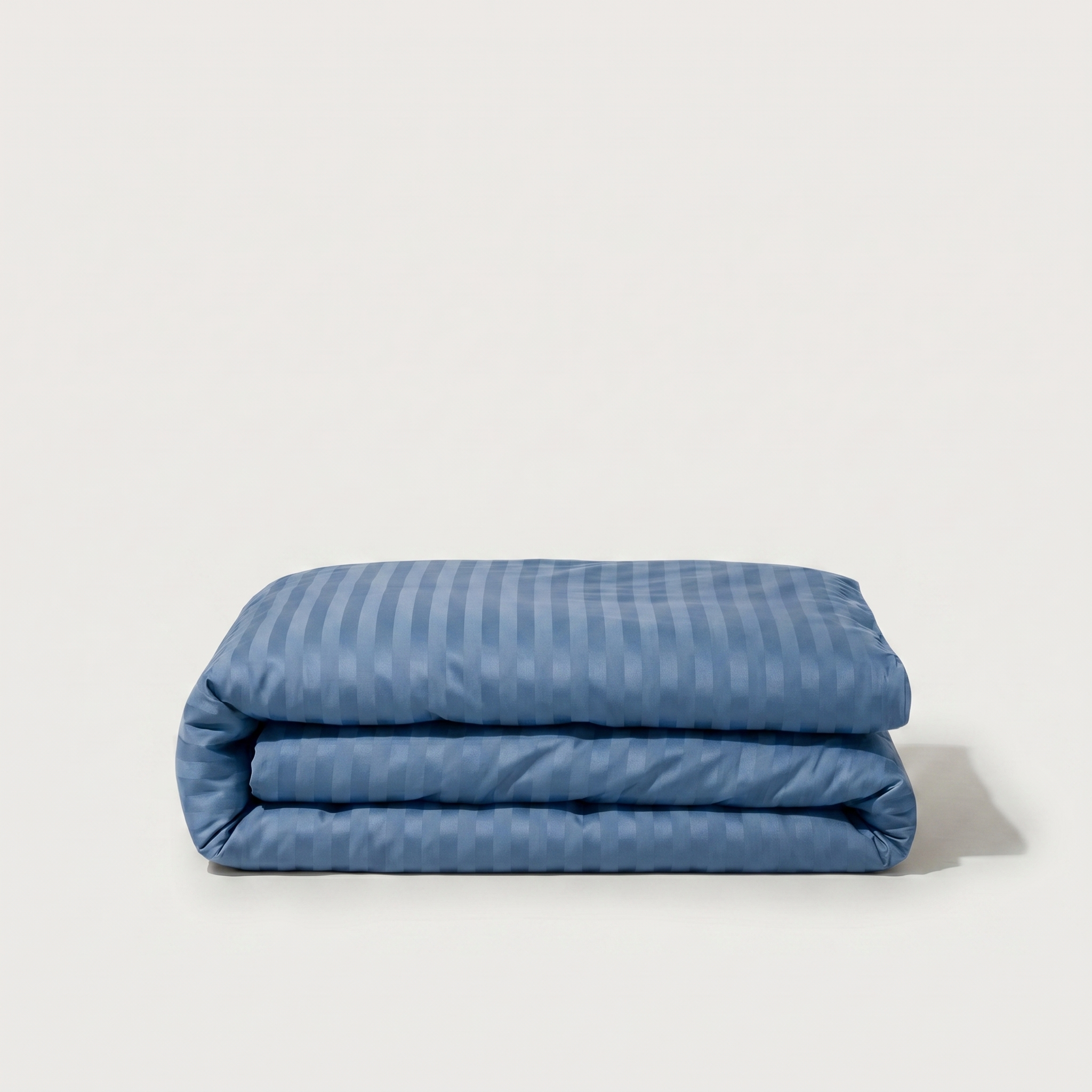 Housse de couette en satin de coton rayée, douce et élégante, finition satinée et respirante.