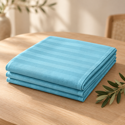 Nappe satin de coton rayures Bleu Ciel pliée, rayures satinées ton sur ton
