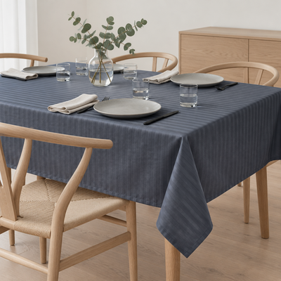 Nappe satin de coton rayures Gris Bleuté sur une table dressée, intérieur scandinave