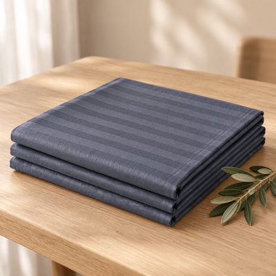 Nappe satin de coton rayures Gris Bleuté pliée, rayures satinées ton sur ton