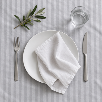 Assiette et serviette sur la nappe satin de coton rayures Gris Brume, vue de dessus