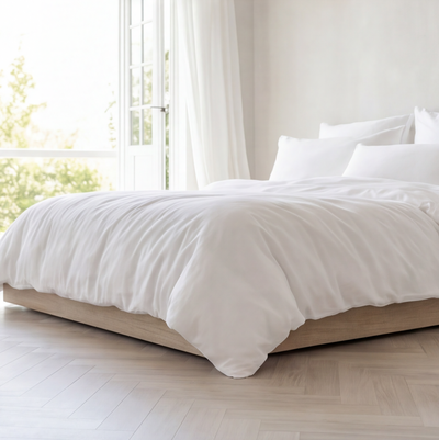 Parure en percale de coton unie blanc neige – vue côté élégante