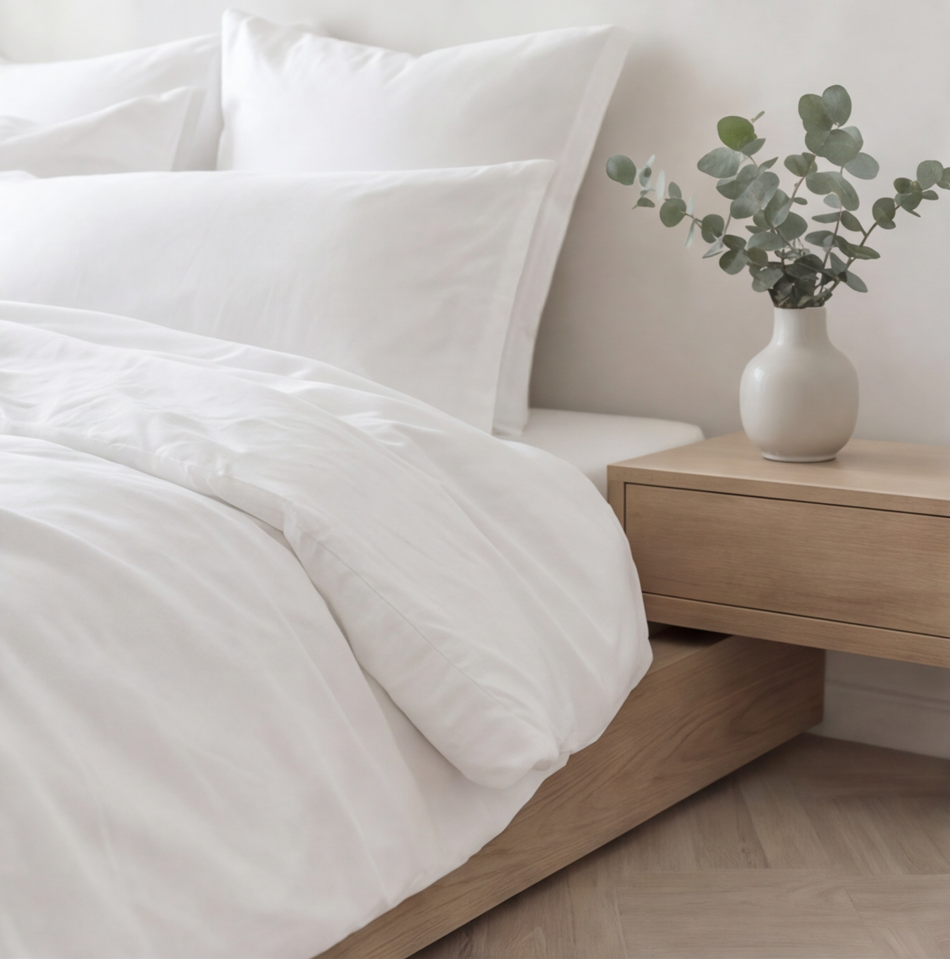 Parure en percale de coton unie blanc neige – détail chevet ambiance apaisée