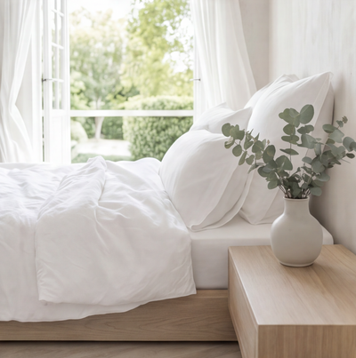 Parure en percale de coton unie blanc neige – détail fenêtre lumière naturelle