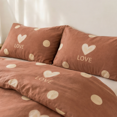 Parure en percale de coton Love Terracotta – détail oreillers assortis