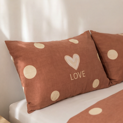 Parure en percale de coton Love Terracotta – détail taie d'oreiller texture